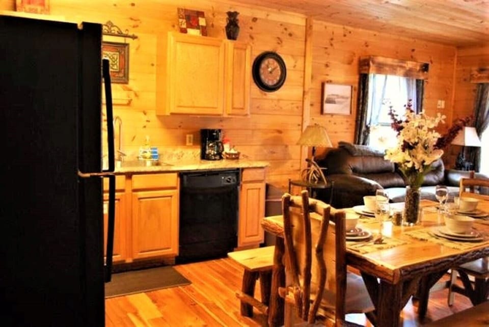 KItchen w/New Appliances, Amish Table Seating & Full Kitchenware 