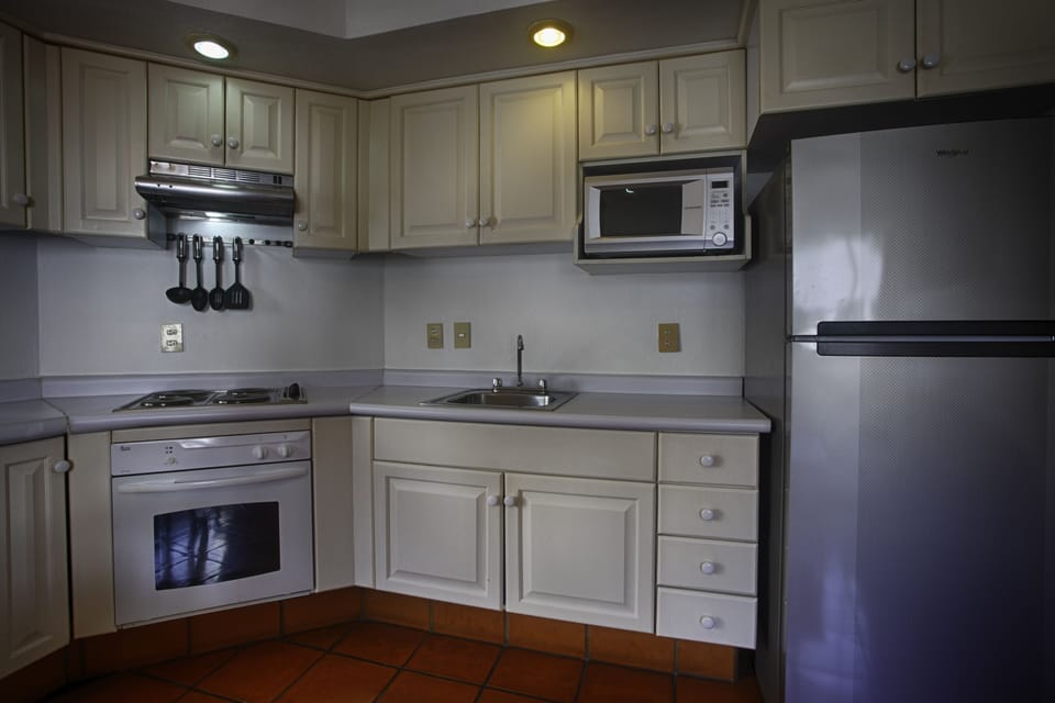 Full-size fridge, microwave, oven, stovetop
