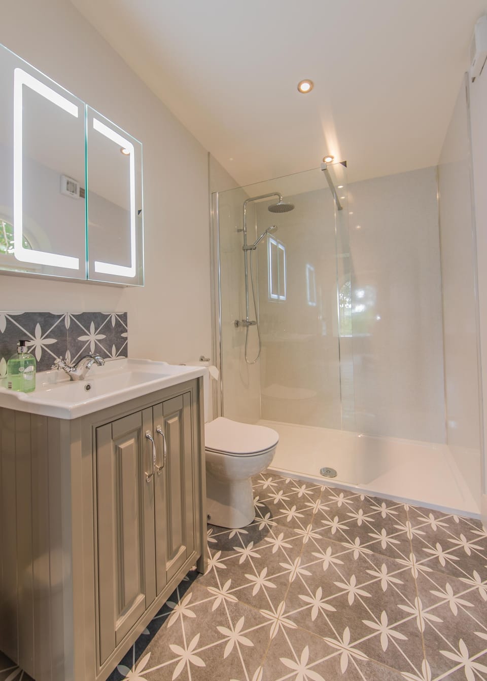 4 ensuite bathrooms, underfloor heating