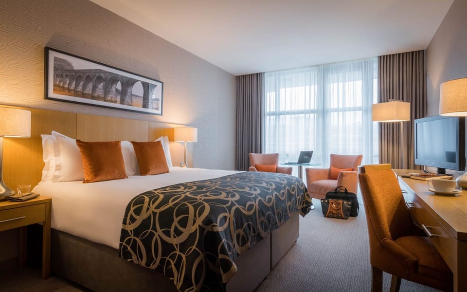 Deluxe King Room | Hypo-allergenic bedding available, in-room safe, desk, blackout drapes