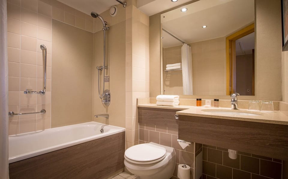 Combined shower/tub, hair dryer, towels