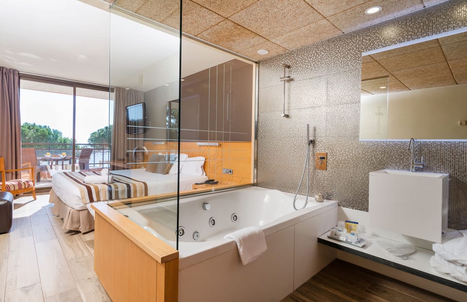 Double Room, Jetted Tub, Sea View | Minibar, in-room safe, desk, rollaway beds