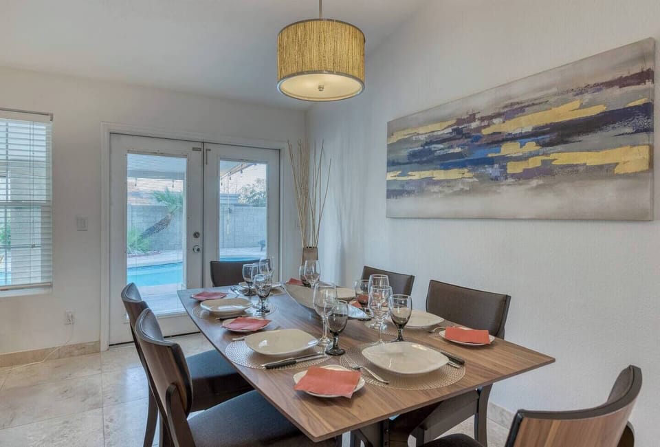 Dining area (seats 6)