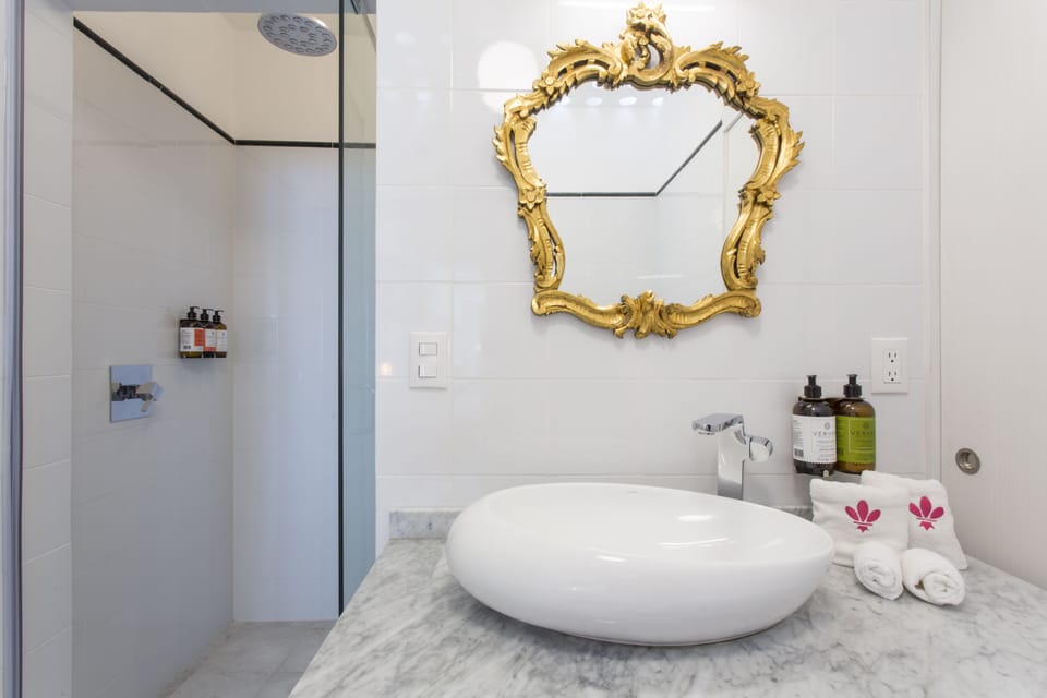 Junior Suite, 1 King Bed, Ensuite | Bathroom | Free toiletries, hair dryer, towels