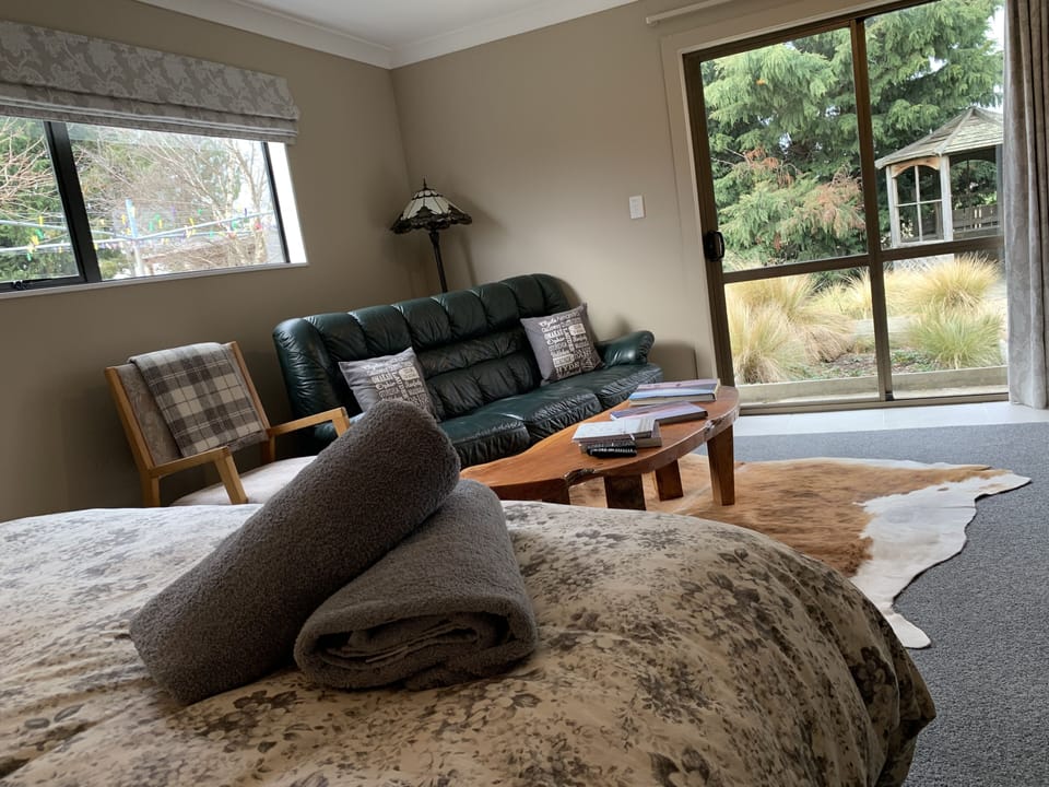 King Room | Living room | TV