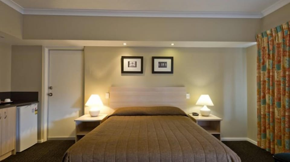 Deluxe Room, 2 Bedrooms | Desk, laptop workspace, iron/ironing board, free WiFi