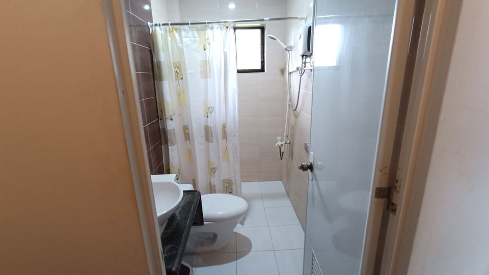 Standard Room, 1 Bedroom, Garden View | Bathroom | Shower, free toiletries, slippers, towels