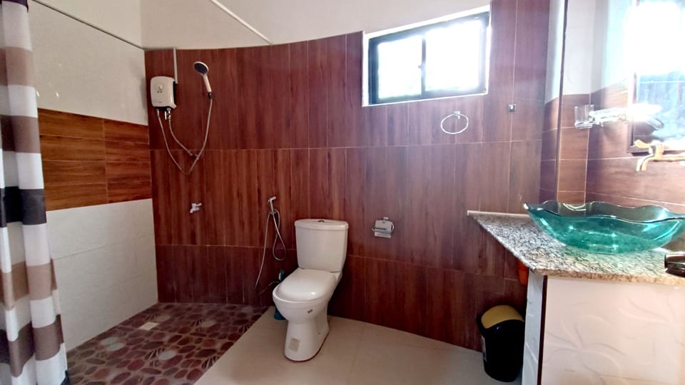 Family Single Room, 1 Bedroom, Non Smoking, Garden View | Bathroom | Shower, free toiletries, slippers, towels