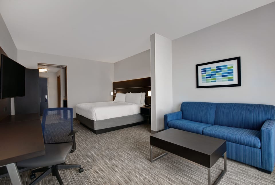 Desk, laptop workspace, iron/ironing board, free WiFi