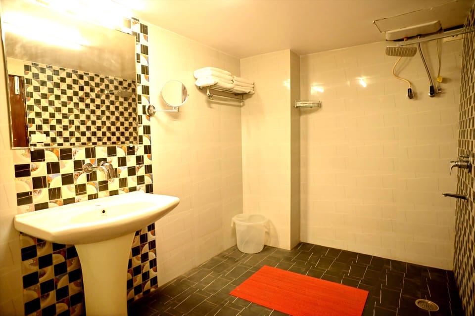 Family Room | Bathroom | Shower, hydromassage showerhead, free toiletries, towels