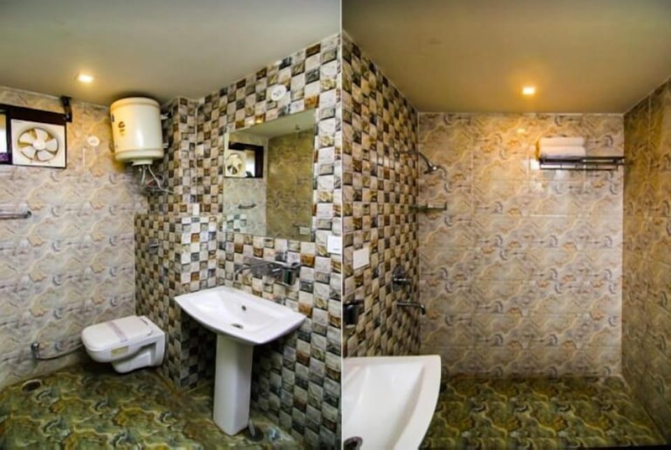 Shower, hydromassage showerhead, free toiletries, towels