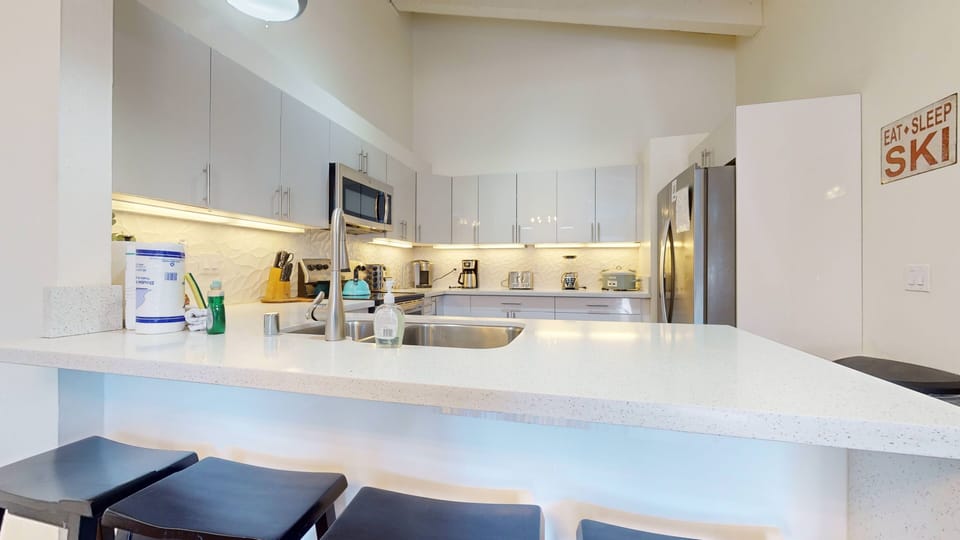 Condo, 4 Bedrooms | Private kitchen | Fridge, oven, coffee/tea maker, toaster