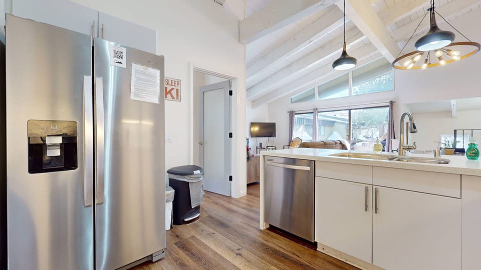Condo, 4 Bedrooms | Private kitchen | Fridge, oven, coffee/tea maker, toaster