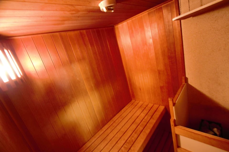 Deluxe King Room | Bathroom | Separate tub and shower, free toiletries, hair dryer, bathrobes