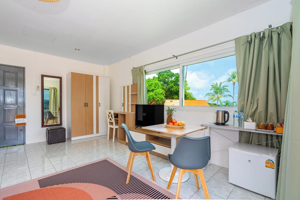 Deluxe Double Room with Sea View | Living area | 24-inch Smart TV with cable channels, TV
