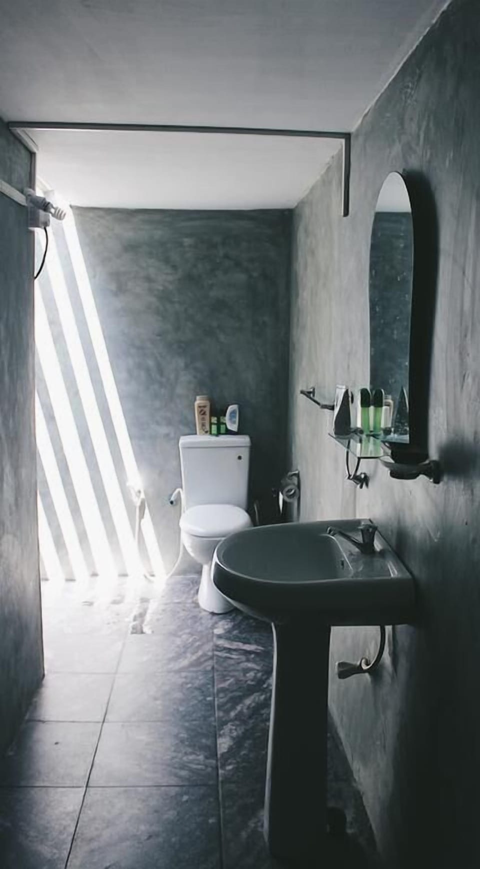 Shower, rainfall showerhead, free toiletries, hair dryer