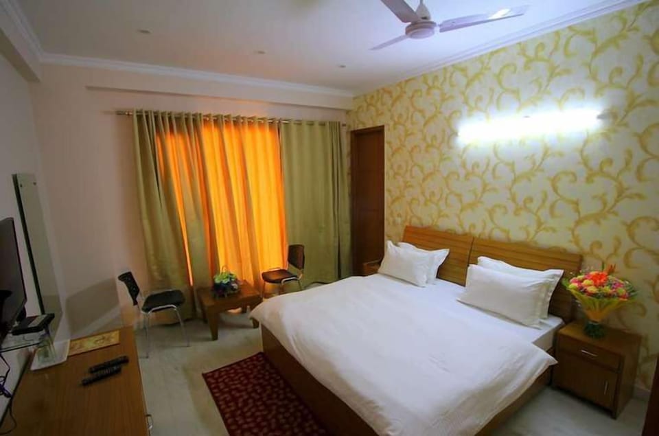 Deluxe Double Room, Balcony | Desk, free WiFi