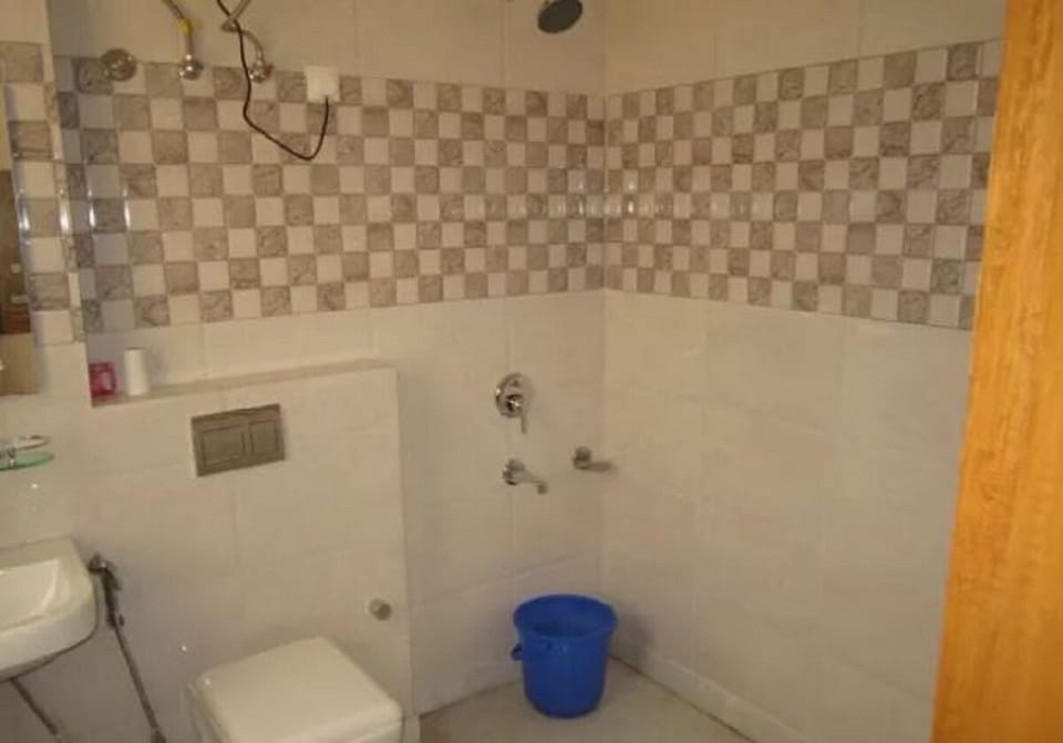 Shower, free toiletries, towels