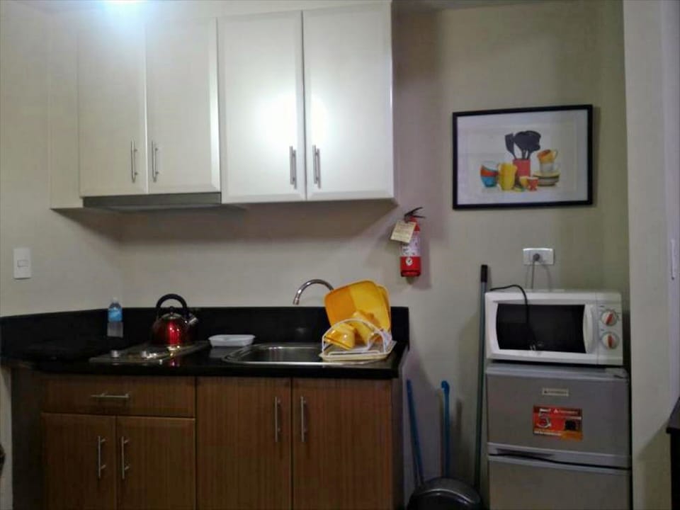 Studio | Private kitchenette | Full-size fridge, microwave, cookware/dishes/utensils