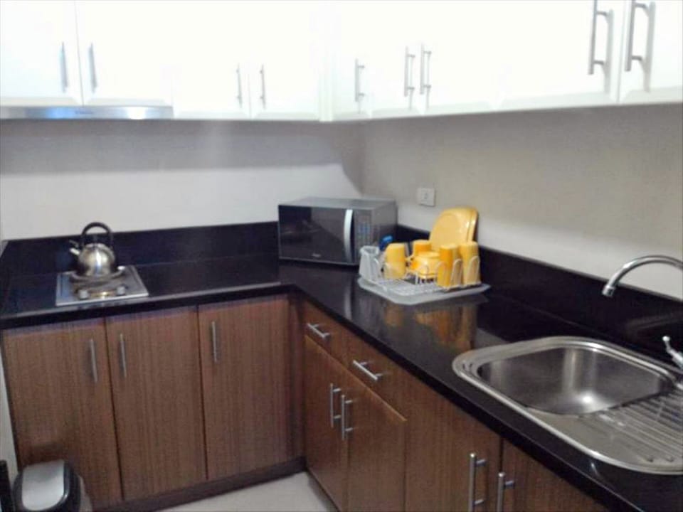 Studio | Private kitchenette | Full-size fridge, microwave, cookware/dishes/utensils