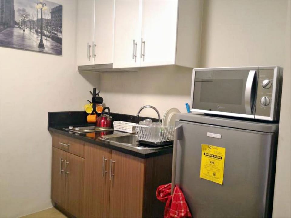 Studio | Private kitchenette | Full-size fridge, microwave, cookware/dishes/utensils