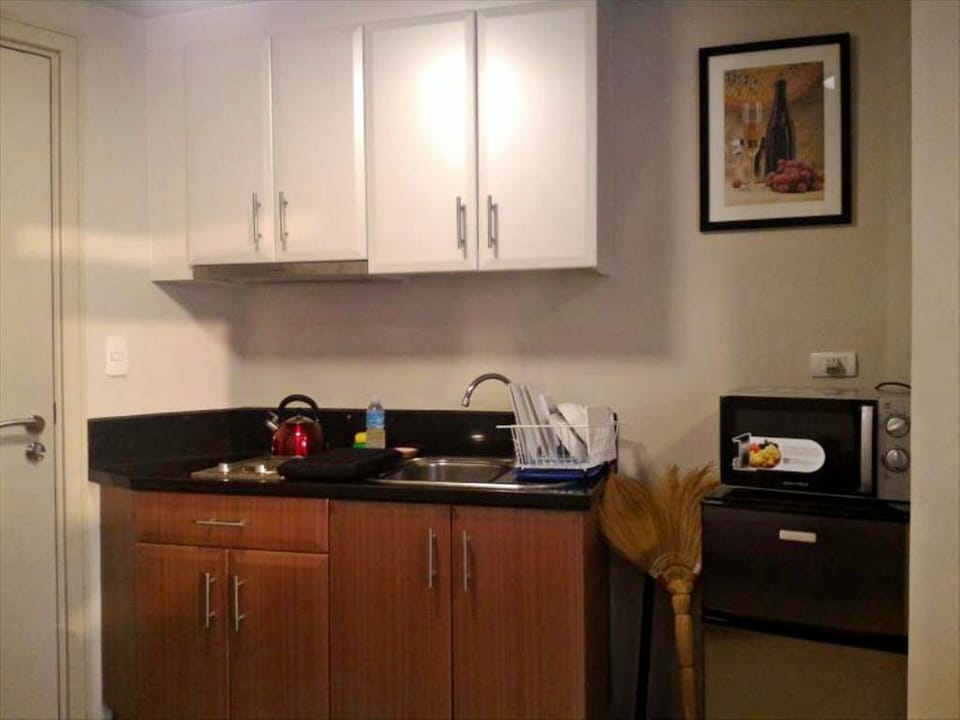 Studio | Private kitchenette | Full-size fridge, microwave, cookware/dishes/utensils
