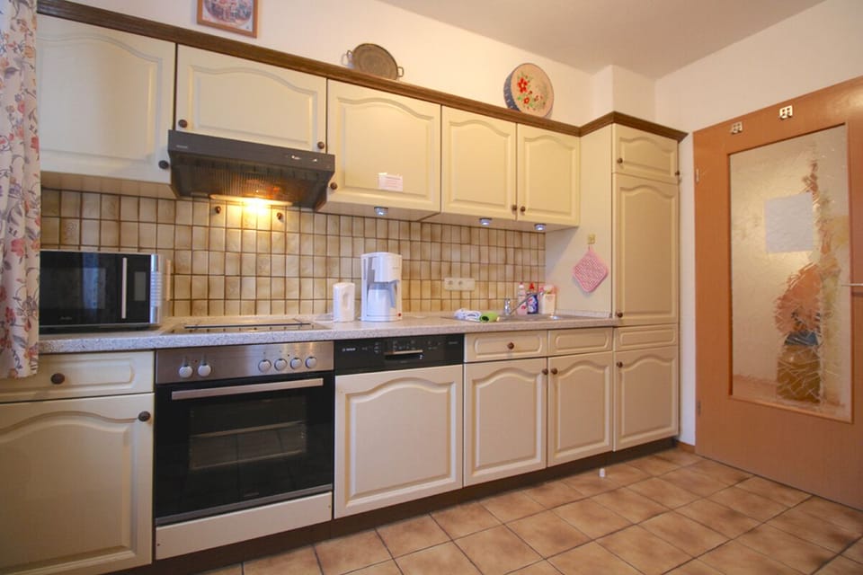 Apartment, 1 Bedroom (Carina) | Private kitchen | Fridge, microwave, stovetop, coffee/tea maker