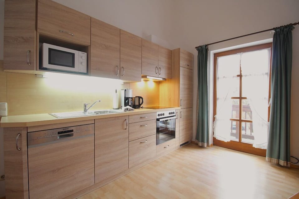 Duplex, 2 Bedrooms (Martin) | Private kitchen | Fridge, microwave, stovetop, coffee/tea maker