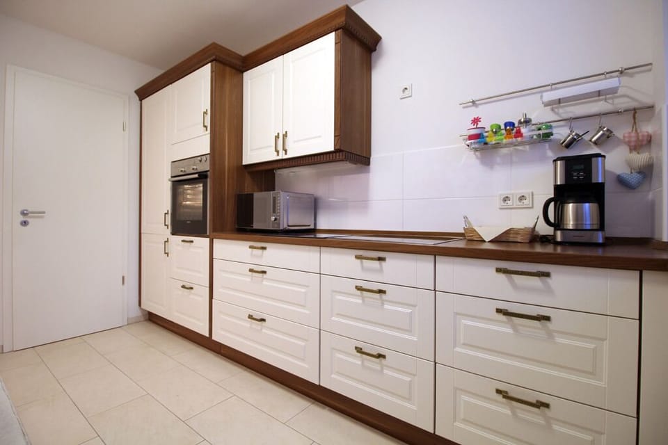 Deluxe Apartment, 2 Bedrooms, Accessible (Pearl Royale) | Private kitchen | Fridge, microwave, oven, stovetop