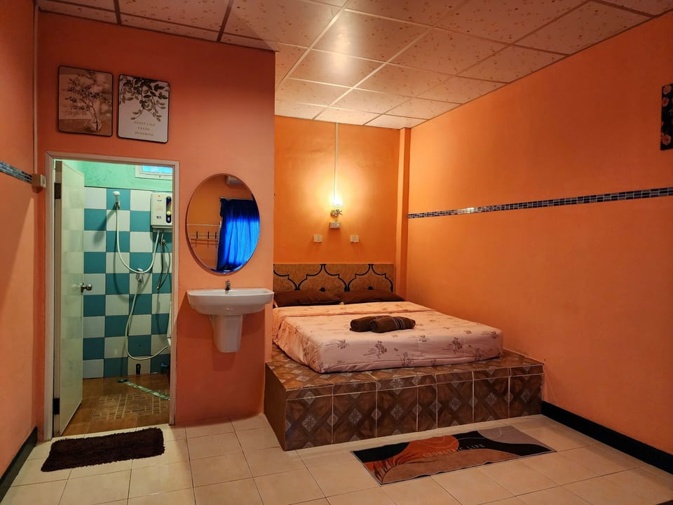 Basic Room | Desk, laptop workspace, blackout drapes, WiFi (free)
