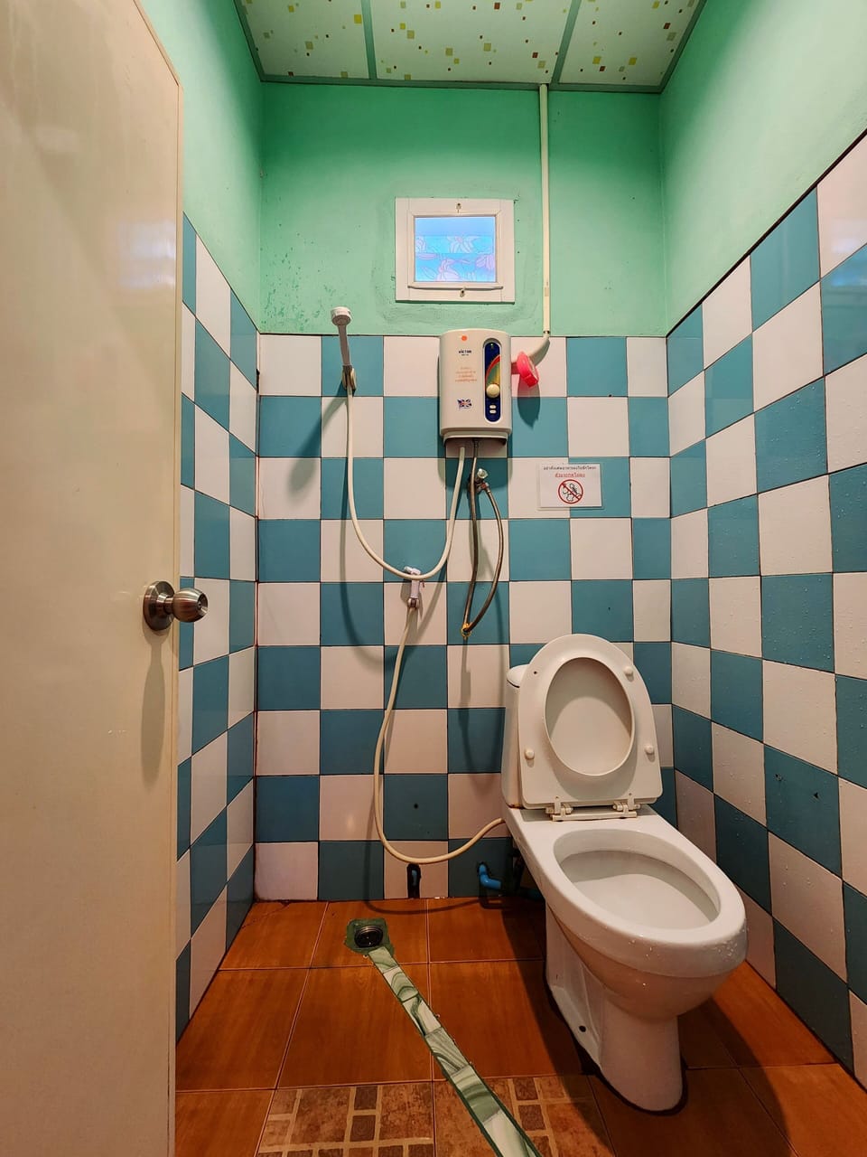 Basic Room | Bathroom | Shower, hydromassage showerhead, free toiletries, towels