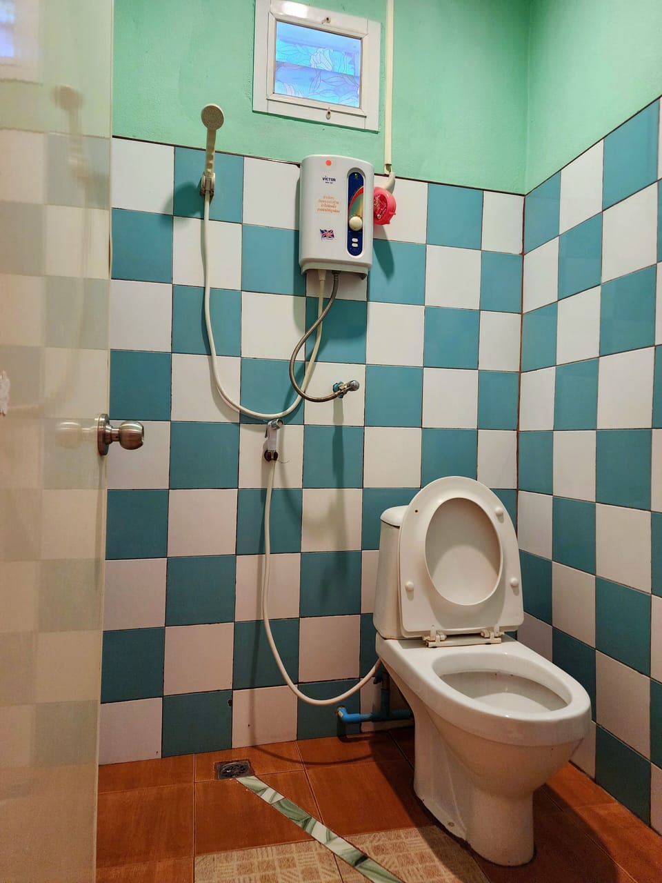 Basic Room | Bathroom | Shower, hydromassage showerhead, free toiletries, towels