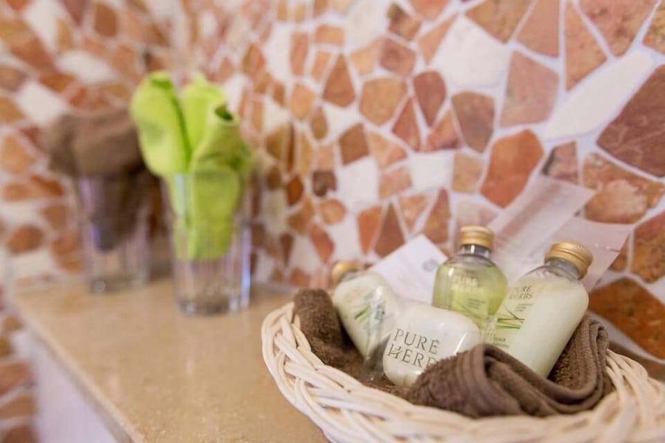 Shower, free toiletries, towels