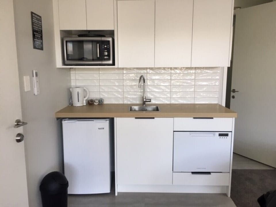 Basic kitchenette with limited cooking facilities.  There is no oven or cooktop.