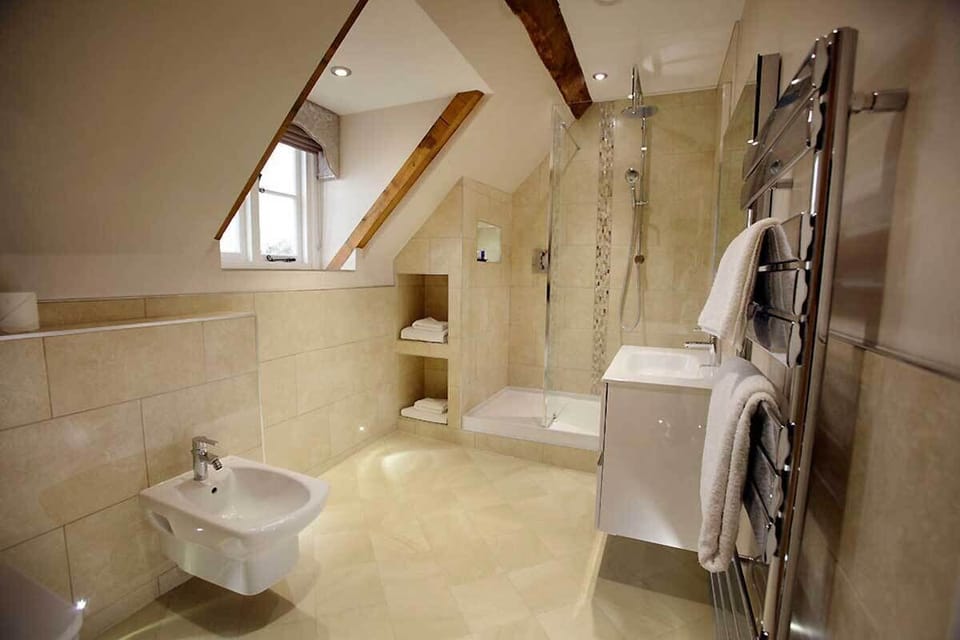 Suite, 1 Double Bed, Kitchen, Golf View (Full Kitchen) | Bathroom | Combined shower/tub, free toiletries, hair dryer, bathrobes