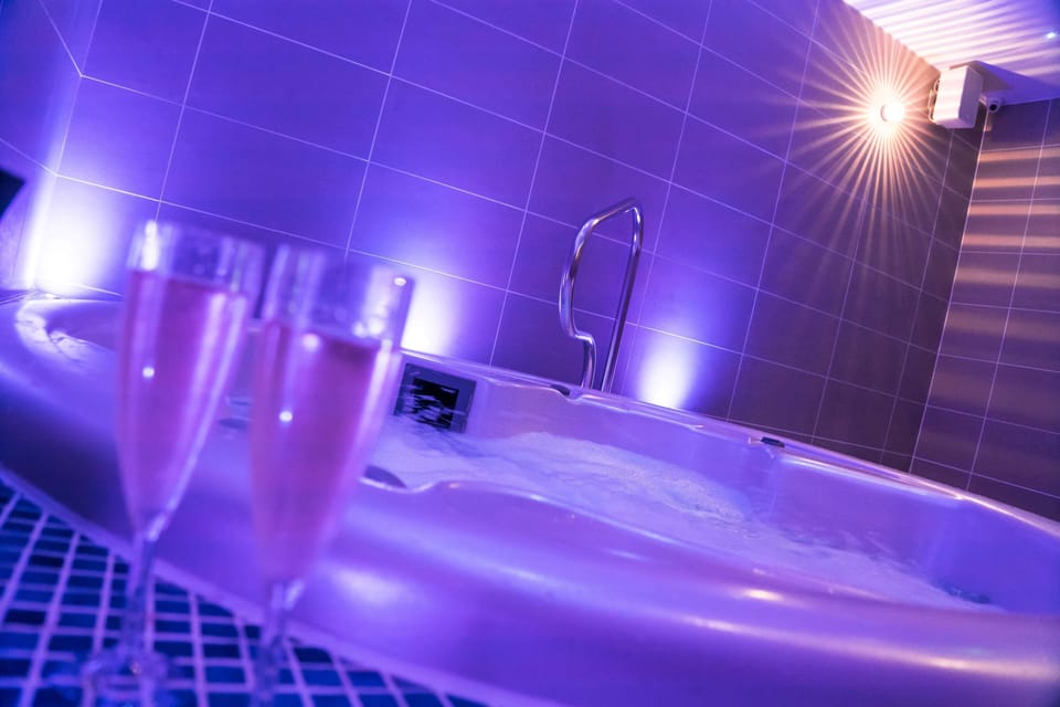 Sauna, body treatments, aromatherapy, hot stone massages