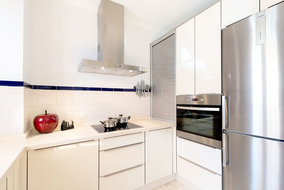 Apartment (1 Bedroom) | Private kitchen | Full-size fridge, microwave, oven, stovetop