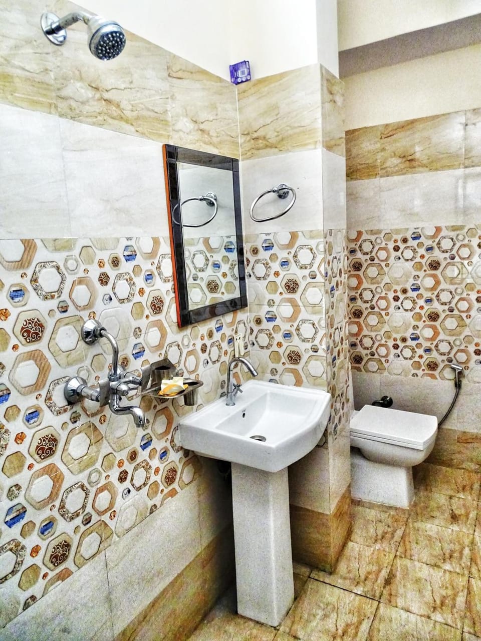Shower, free toiletries, towels