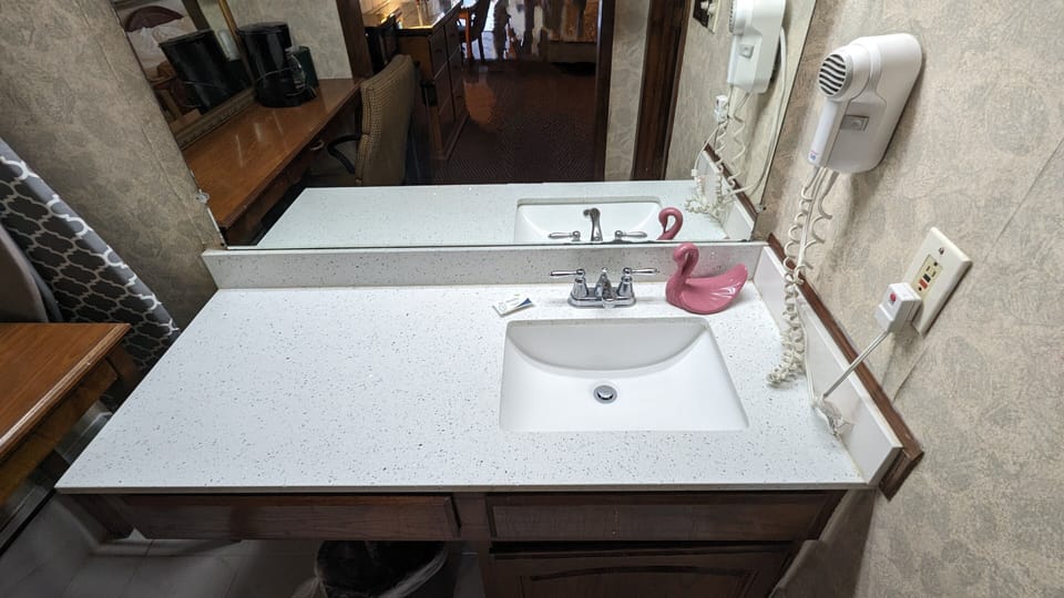 Combined shower/tub, hair dryer, towels