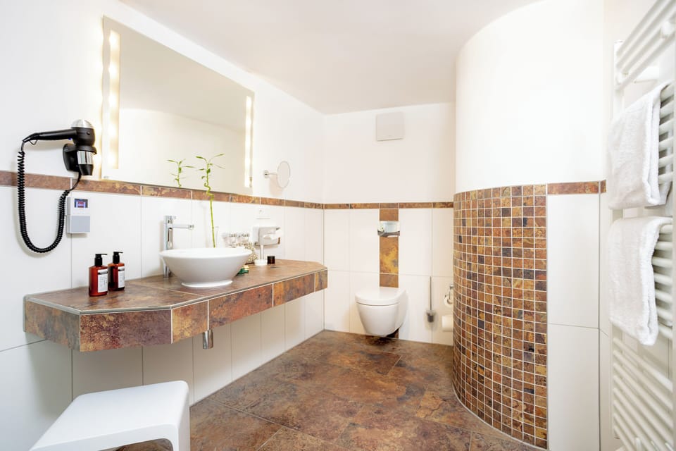 Comfort Studio | Bathroom | Shower, hair dryer, bathrobes, towels