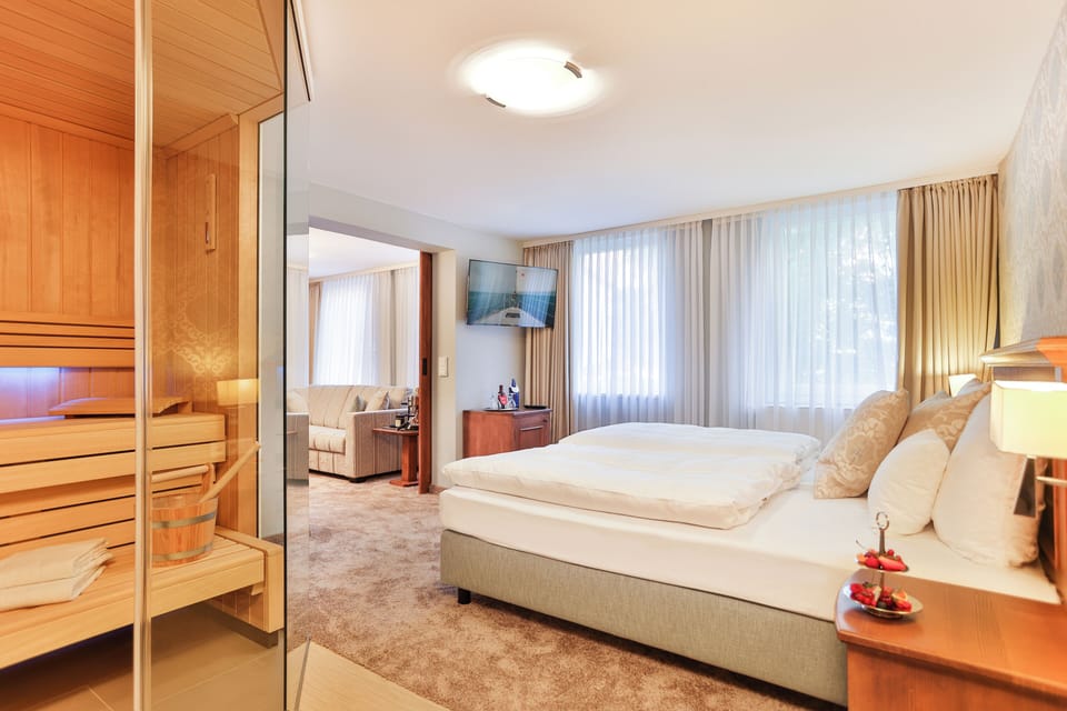Deluxe Suite | Hypo-allergenic bedding, minibar, in-room safe, individually furnished