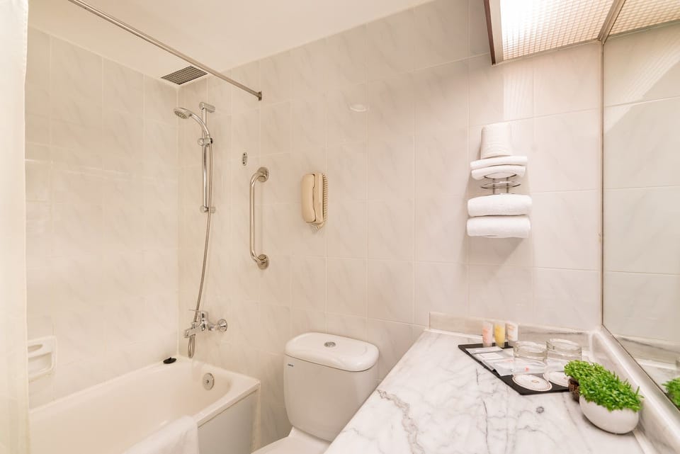 Deluxe Triple Room - Either 3 Single Beds OR 1 Double and 1 Single Bed | Bathroom | Combined shower/tub, deep soaking tub, free toiletries, hair dryer