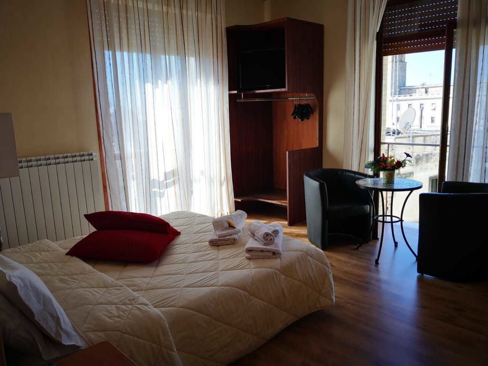 Junior Suite | Premium bedding, in-room safe, free WiFi, bed sheets