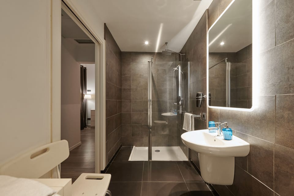 Triple Room | Bathroom | Shower, designer toiletries, hair dryer, towels