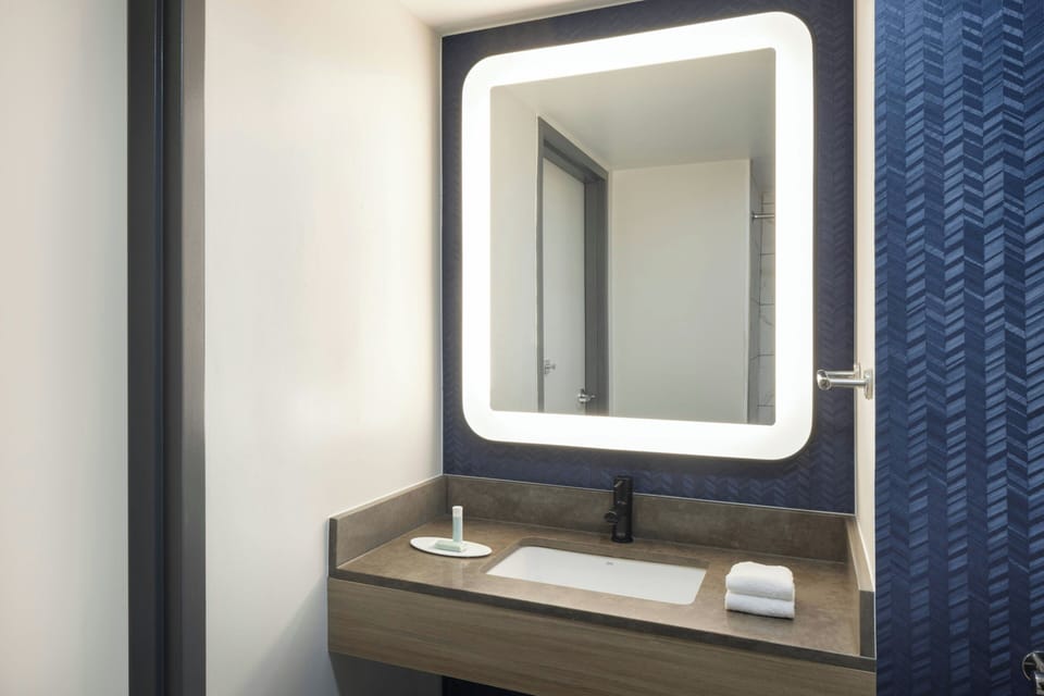 Combined shower/tub, hair dryer, towels