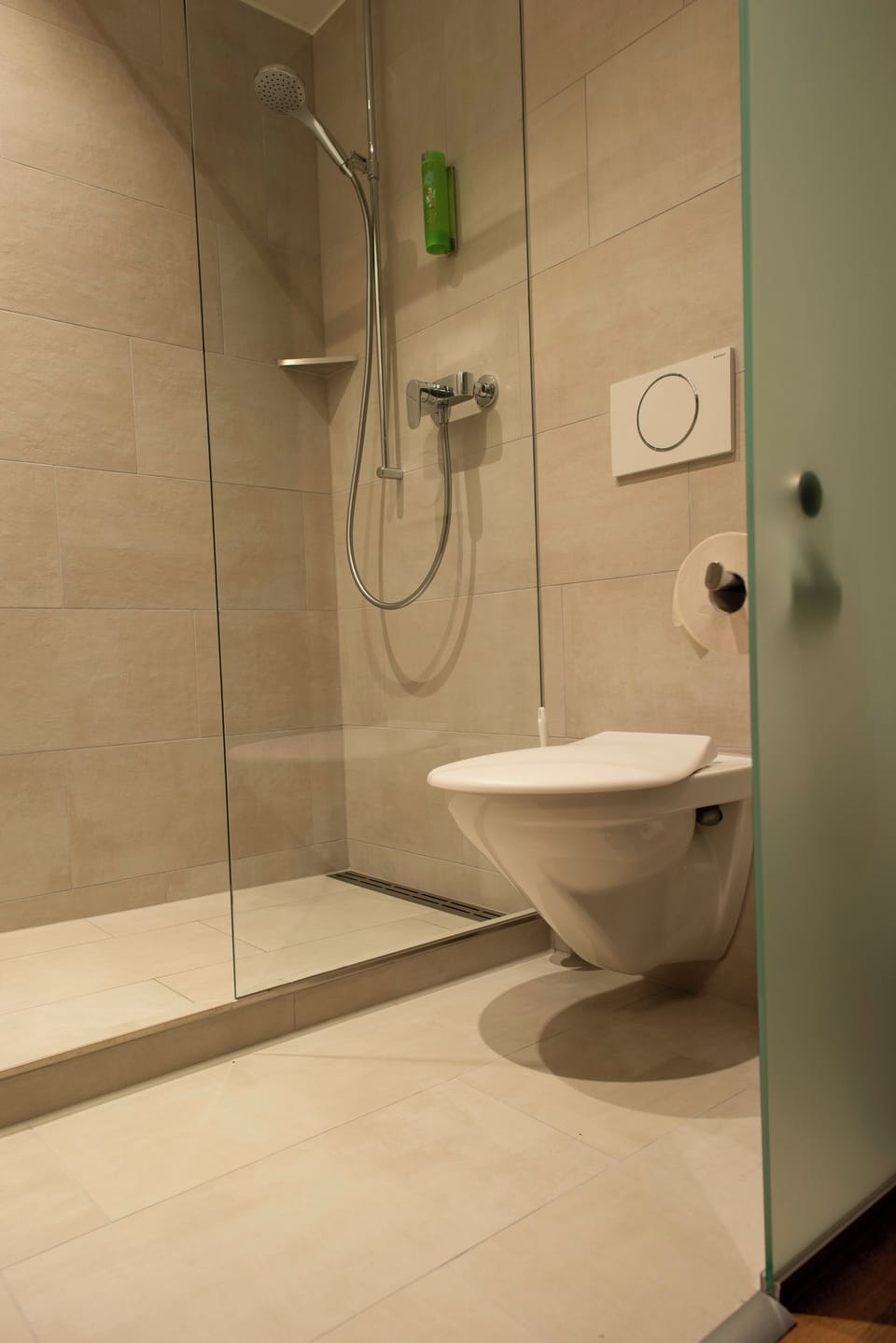 Basic Single Room (Kreuzzimmer) | Bathroom | Shower, hair dryer, towels