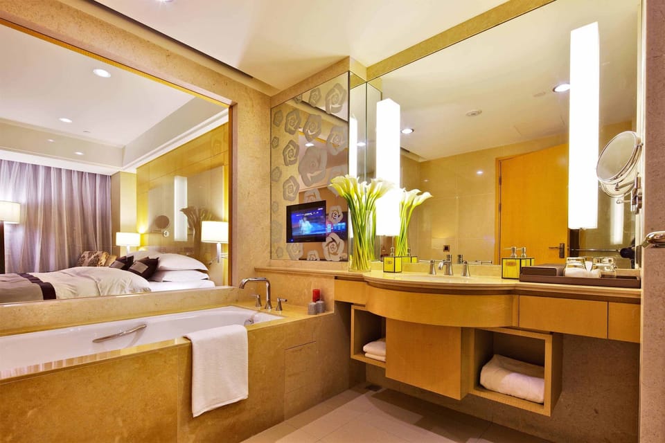 Combined shower/tub, rainfall showerhead, free toiletries, hair dryer