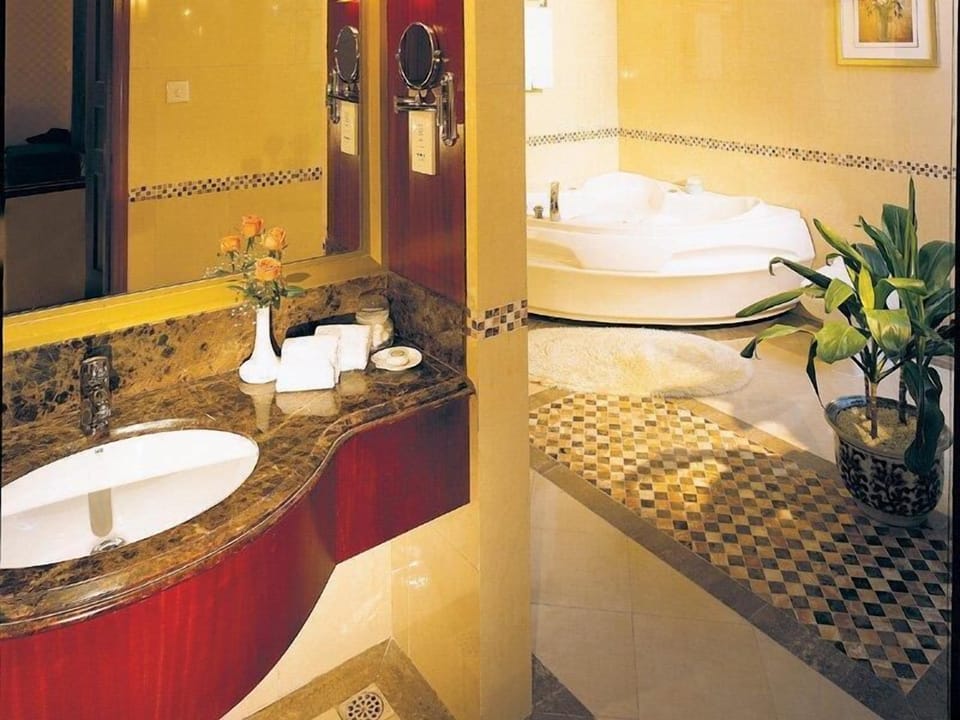 Combined shower/tub, rainfall showerhead, free toiletries, hair dryer