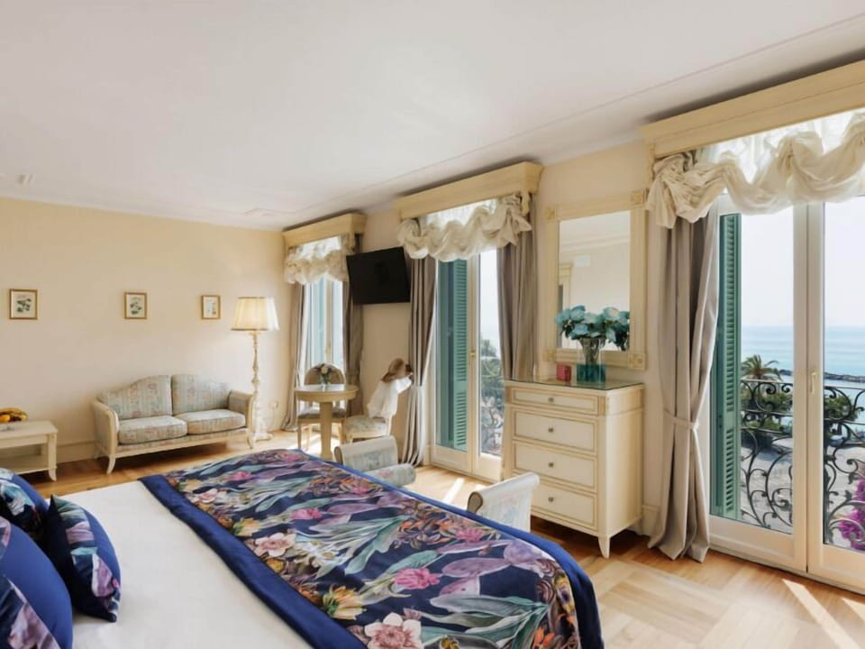 Premium bedding, pillowtop beds, minibar, in-room safe