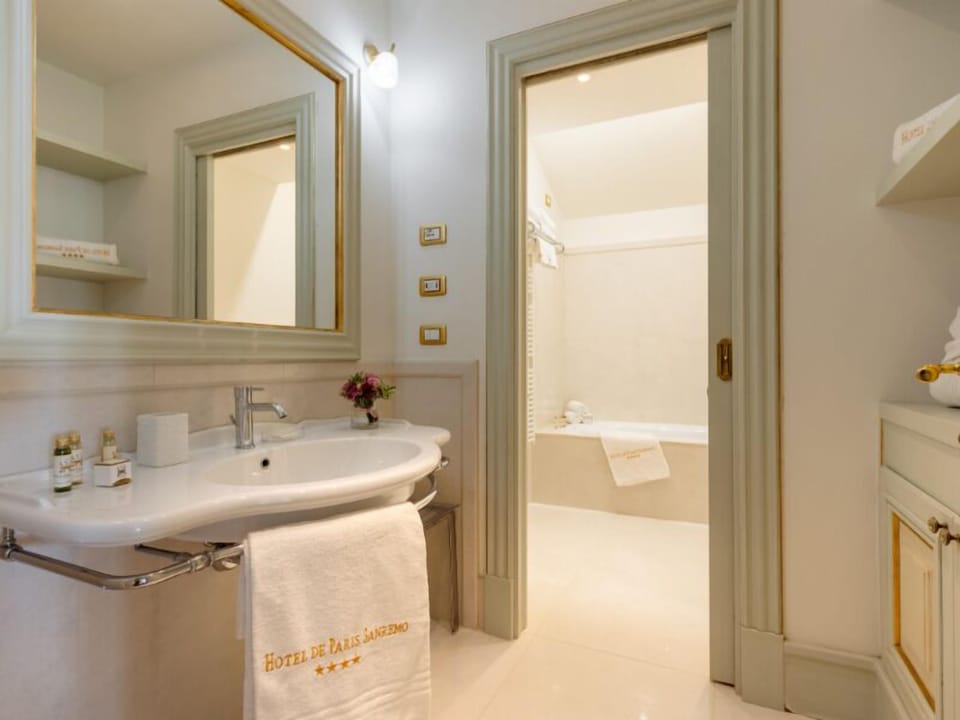 Rainfall showerhead, free toiletries, hair dryer, bidet
